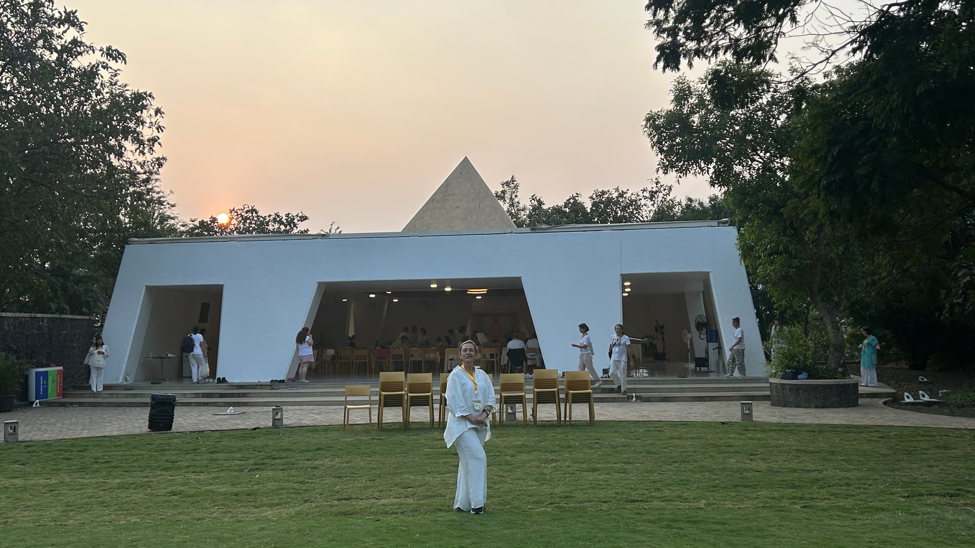 Pabellón de meditación con pirámide al atardecer