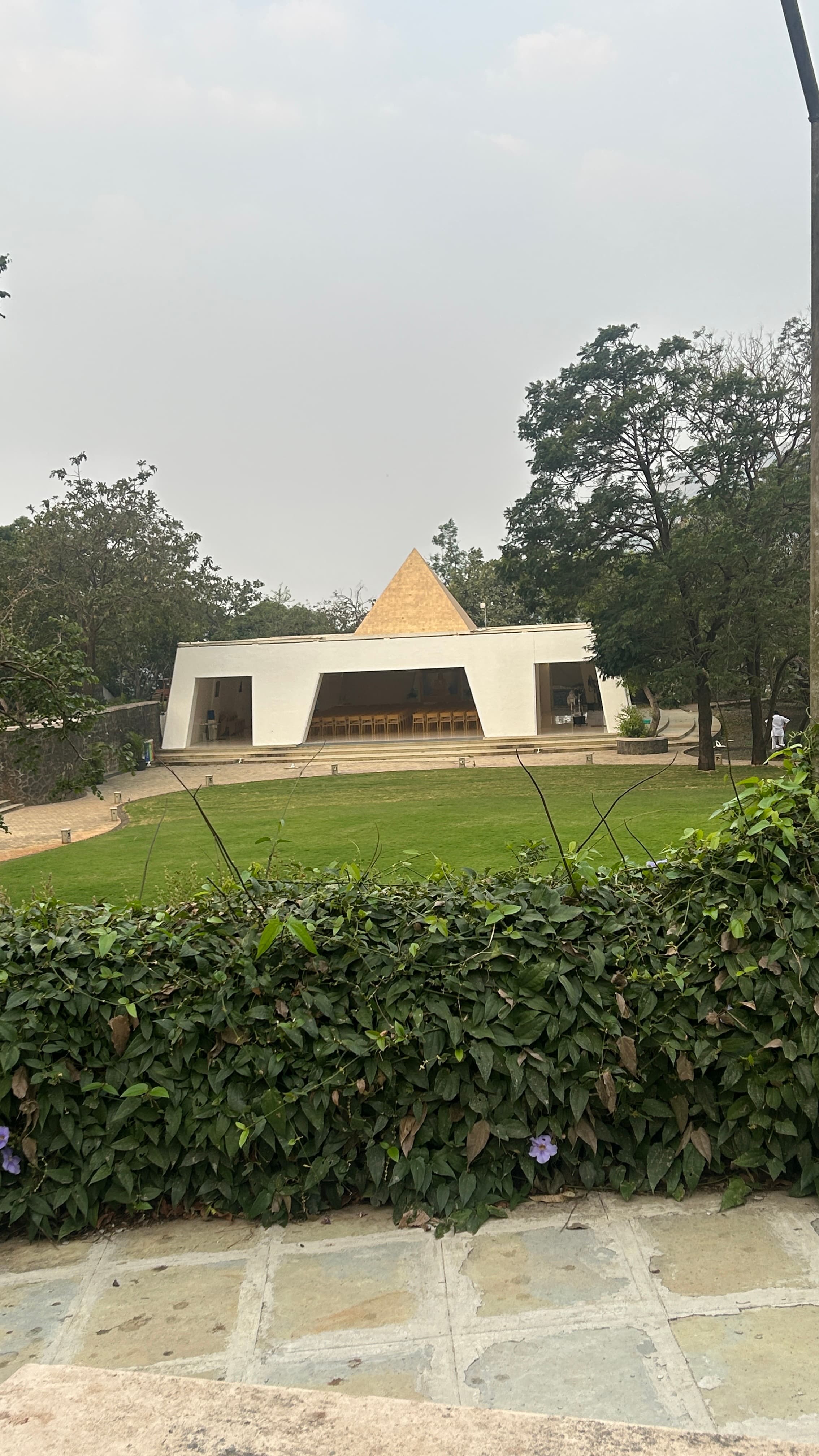 Centro de meditación con estructura piramidal