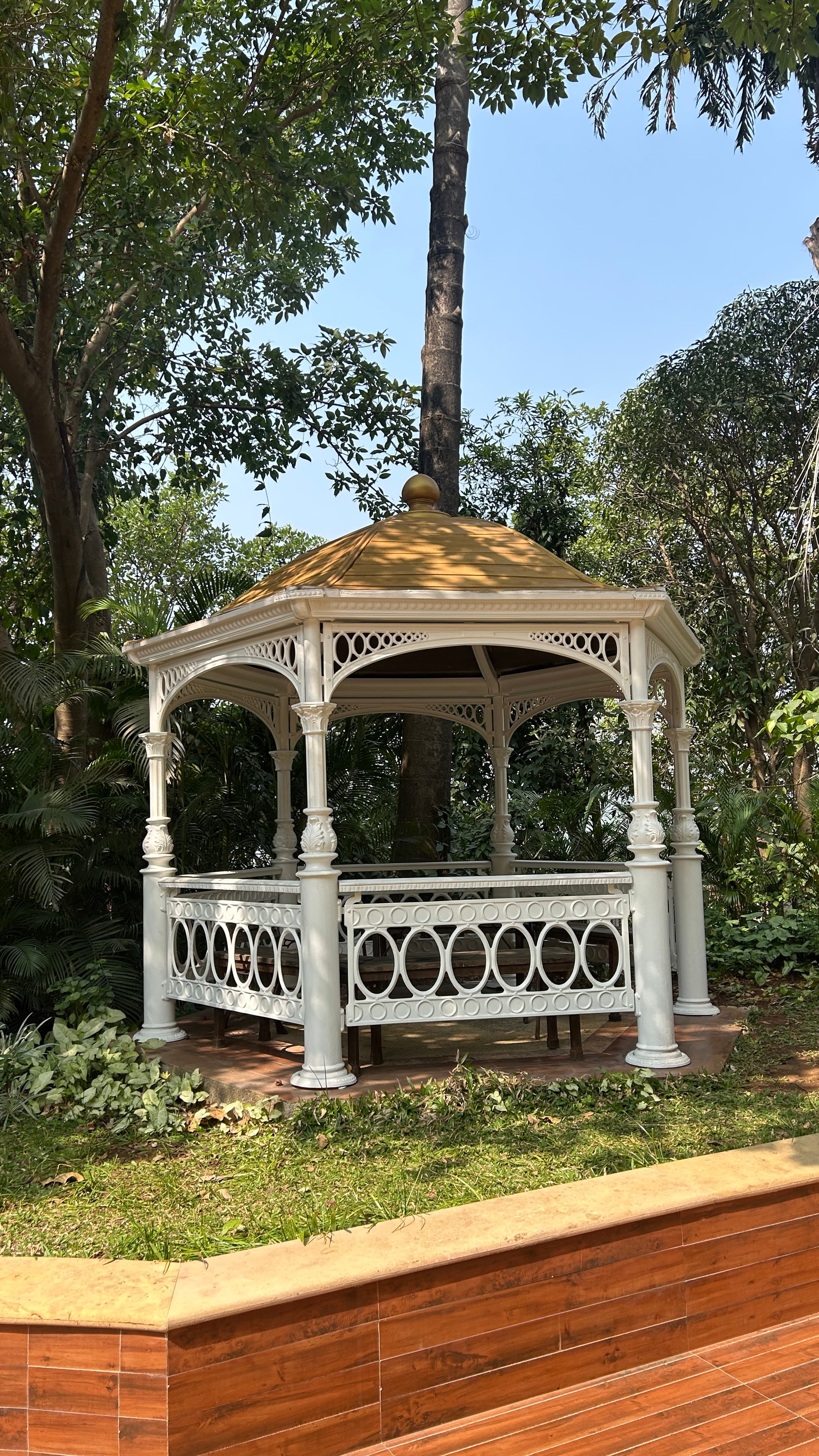 Kiosko de meditación rodeado de jardines